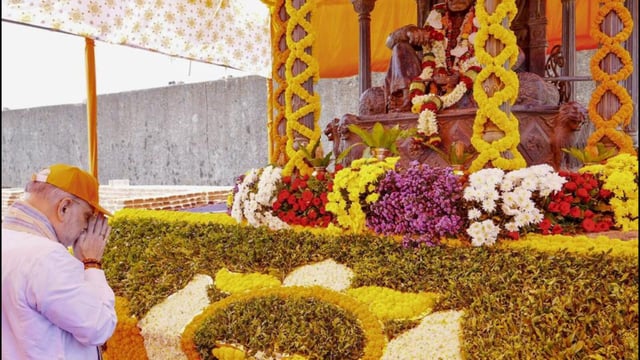 **EDS: THIRD PARTY IMAGE** In this image released by @Dev_Fadnavis via X on Saturday, Apr. 12, 2025, Union Home Minister Amit Shah pays floral tribute to Chhatrapati Shivaji Maharaj at Raigad Fort. (@Dev_Fadnavis via PTI Photo) (PTI04_12_2025_000090A) (@Dev_Fadnavis)