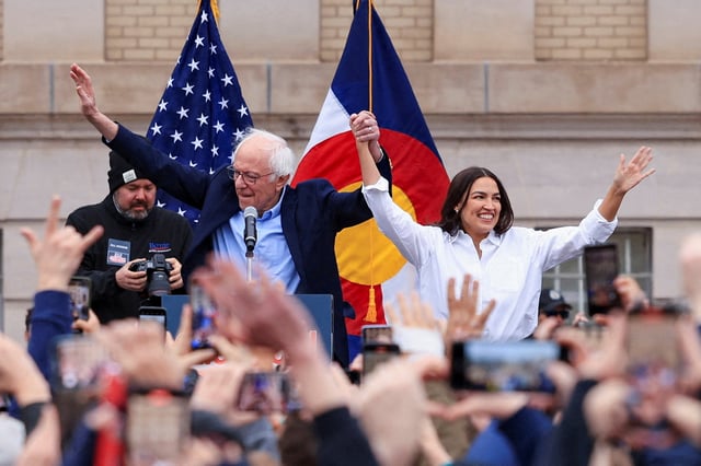 Le sénateur américain Bernie Sanders et la représentante américaine Alexandria Ocasio-Cortez à un rassemblement à Denver, États-Unis, le 21 mars 2025.