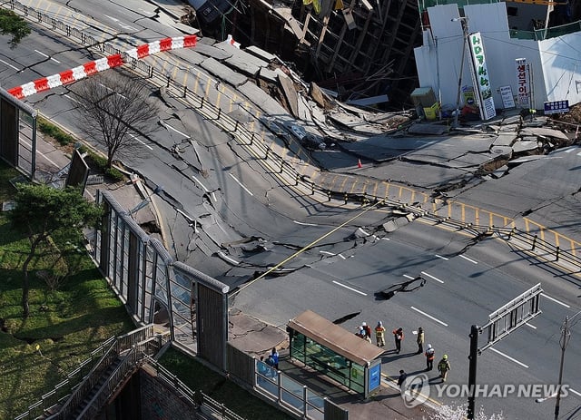 This photo shows the site of a collapsed construction site in Gwangmyeong, southwest of Seoul, on April 11, 2025. (Yonhap)