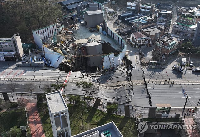 This photo shows the site of a collapsed construction site in Gwangmyeong, southwest of Seoul, on April 11, 2025. (Yonhap)
