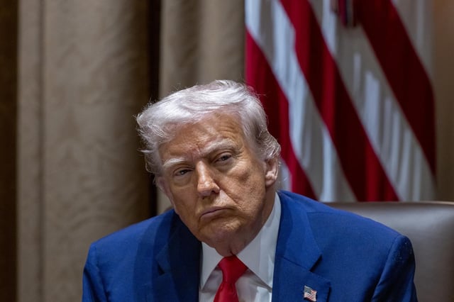El presidente de Estados Unidos, Donald J. Trump, durante una reunión del Gabinete en la Sala del Gabinete de la Casa Blanca en Washington, DC, EE.UU., el 10 de abril de 2025. EFE/EPA/SHAWN THEW / POOL
