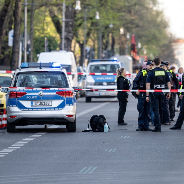 Berliner Polizisten stehen nach einer Gewalttat in einem U-Bahnhof an einem zweiten Tatort.
