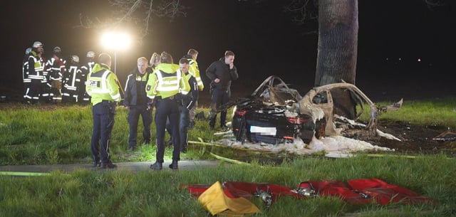 Schwerer Einsatz auch für die Rettungskräfte: In dem Wrack starben zwei 17-Jährige