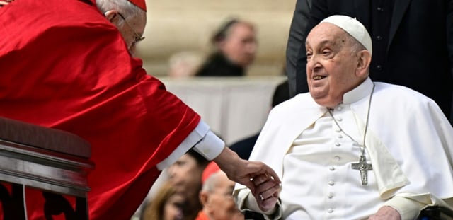 Le pape François salue le cardinal Giovanni Battista Re lors d'une apparition imprévue à la fin de la messe du dimanche des Rameaux sur la place Saint-Pierre au Vatican le 13 avril 2025