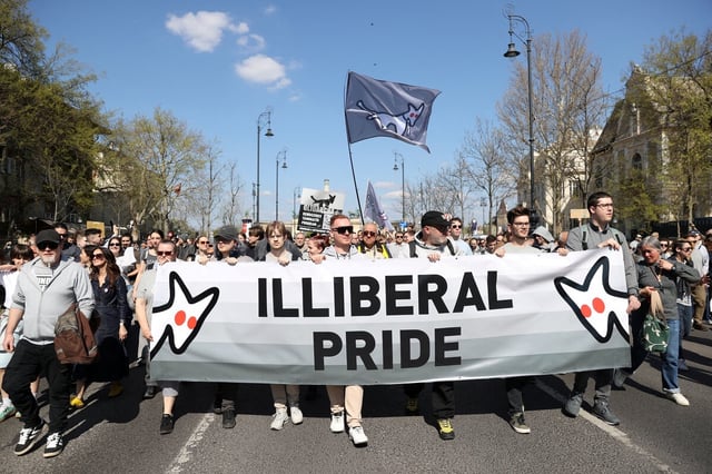 Grau angezogene Demonstrierende auf den Straßen Budapest