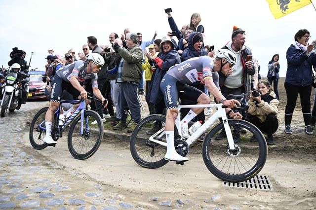 Paris-Roubaix: Mathieu Van der Poel remporte une troisième fois «l'Enfer du Nord»