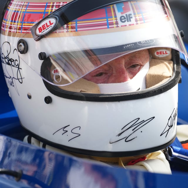 Michael Schumachers Unterschrift (unten links) auf dem Helm mit den Unterschriften aller noch lebenden Formel-1-Weltmeister