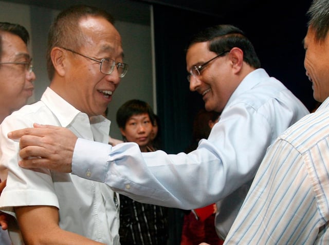 Ong Beng Seng (second from left) pictured with former government minister S. Iswaran (second from right) in May 2007. Photo: EPA-EFE