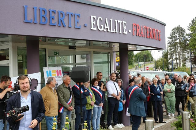 En juin 2024, la municipalité de Mont-Saint-Martin (Meurthe-et-Moselle) a organisé une opération « ville morte » : pendant une journée, tous les services publics avaient fermé leurs portes. Une manière de montrer aux citoyens les risques encourus si les collectivités n’étaient pas assurées. 