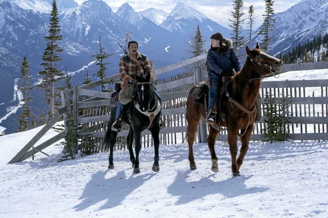 Tommy (Gabriel Luna) et Ellie (Bella Ramsey) en patrouille dans <em>The Last of Us,</em> sur Max.
