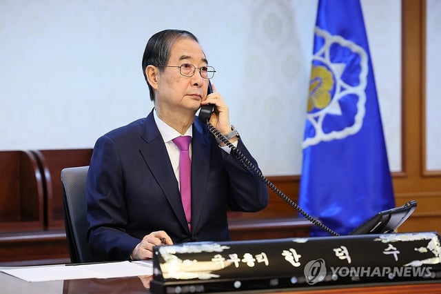 Acting President and Prime Minister Han Duck-soo holds phone talks with U.S. President Donald Trump at his office in Seoul on April 8, 2025, in this photo provided by the Prime Minister's Office. (PHOTO NOT FOR SALE) (Yonhap)
