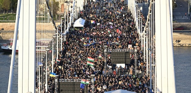 Des manifestants contre l'interdiction de la Marche des fiertés bloquent un pont de Budapest, le 8 avril 2025