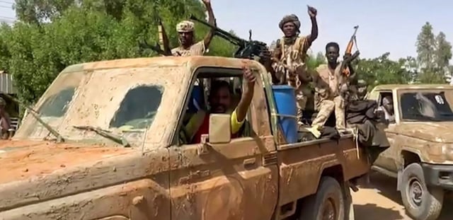 Capture d'écran d'une vidéo diffusée le 23 avril 2023 par les Forces de soutien rapide (FSR) montrant de combattants du groupe paramilitaire soudanais dans le Grand Khartoum