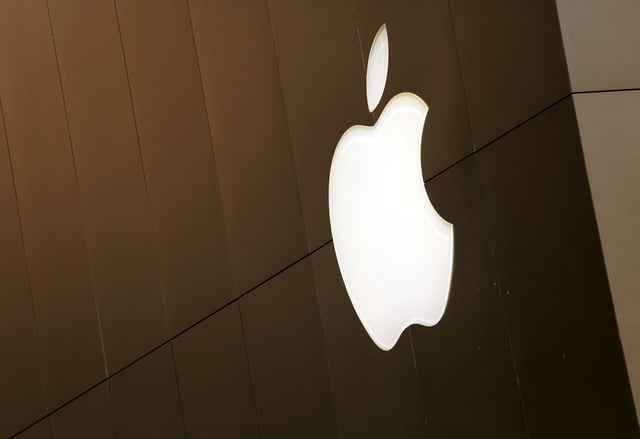 The Apple logo is seen at the flagship Apple retail store in San Francisco, California April 27, 2015.   REUTERS/Robert Galbraith/File Photo