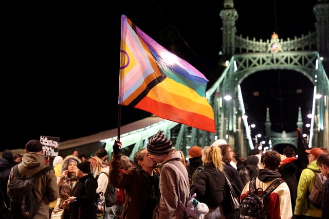Two people kiss as protesters block the Liberty Bridge during a demonstration after Hungarian parliament passed a law that will ban LGBTQ+ communities from holding their annual Pride march and allows a broader constraint on freedom of assembly, in Budapest, Hungary, April 8, 2025. REUTERS/Bernadett Szabo/File Photo