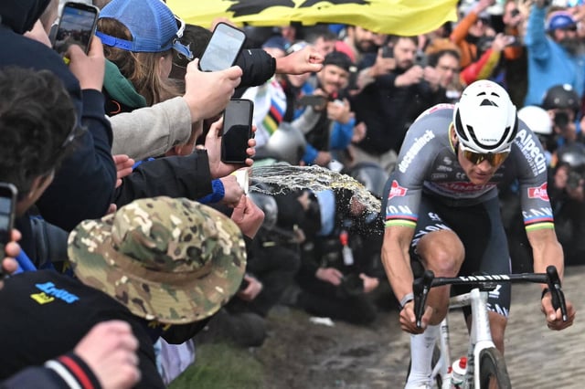 Mathieu van der Poel a également reçu de la bière de la part d'un spectateur dimanche.