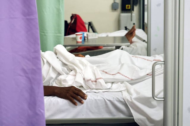 Des patients atteints de chikungunya au centre hospitalier Ouest-Réunion (CHOR) à Saint-Paul, le 10 avril 2025.