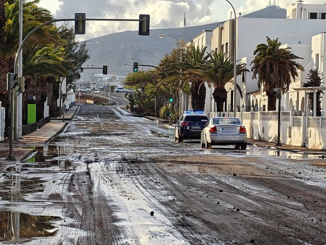 Emergency services were called to more than 200 incidents following the heavy rainfall and flood on Lanzarote (Photo: Europa Press Canarias)