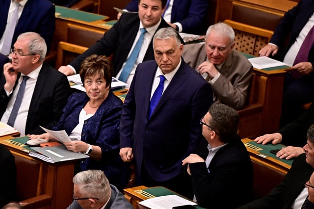 Le premier ministre hongrois Viktor Orban regarde le parlement hongrois, le jour où il vote sur des amendements constitutionnels visant la communauté LGBTQ, à Budapest, Hongrie, le 14 avril 2025.