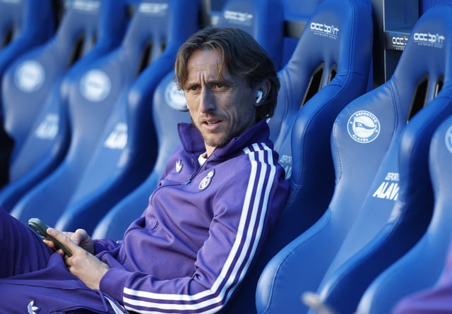 Soccer Football - LaLiga - Deportivo Alaves v Real Madrid - Estadio Mendizorroza, Vitoria-Gasteiz, Spain - April 13, 2025 Real Madrid's Luka Modric on the bench before the match REUTERS/Vincent West