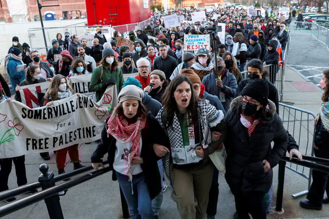 Demonstrators take part in a rally in support of Tufts PhD student Rumeysa Ozturk, after Ozturk was taken into custody by federal agents, in Somerville, Massachusetts, U.S. March 27, 2025.  REUTERS/Reba Saldanha/File Photo