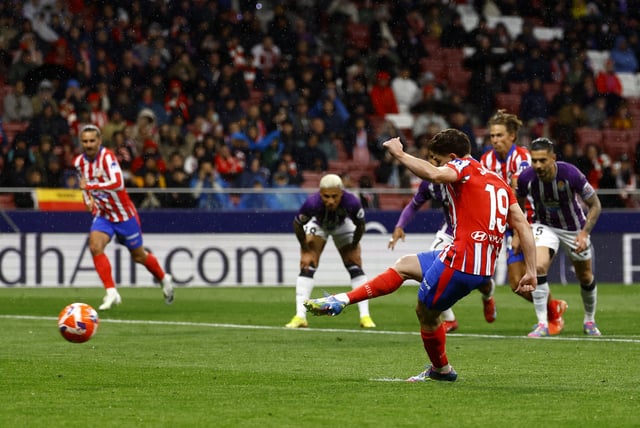Soccer Football - LaLiga - Atletico Madrid v Real Valladolid - Metropolitano, Madrid, Spain - April 14, 2025 Atletico Madrid's Julian Alvarez scores their first goal from the penalty spot REUTERS/Susana Vera