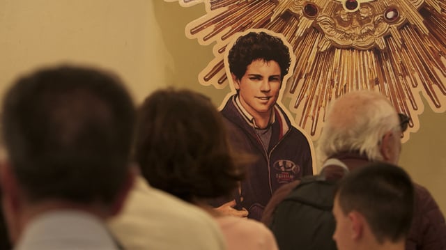 People visit the tomb of Carlo Acutis, who died of leukemia in 2006 aged 15, in the Church of Santa Maria Maggiore in Assisi, Italy, May 26, 2024. Pope Francis has cleared the way for Acutis to be the first saint of the millennial generation. REUTERS/Matteo Berlenga/File Photo
