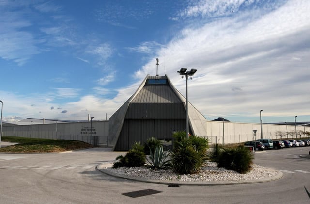 Le centre pénitentiaire de Toulon a été visé par des tirs à l’arme automatique dans la nuit de lundi à mardi 15 avril 2025, a indiqué l’entourage de Gérald Darmanin.