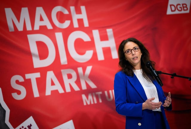 Yasmin Fahimi Blick nach links oben, vor einem DGB Banner mit der Aufschrift: Mach dich stark