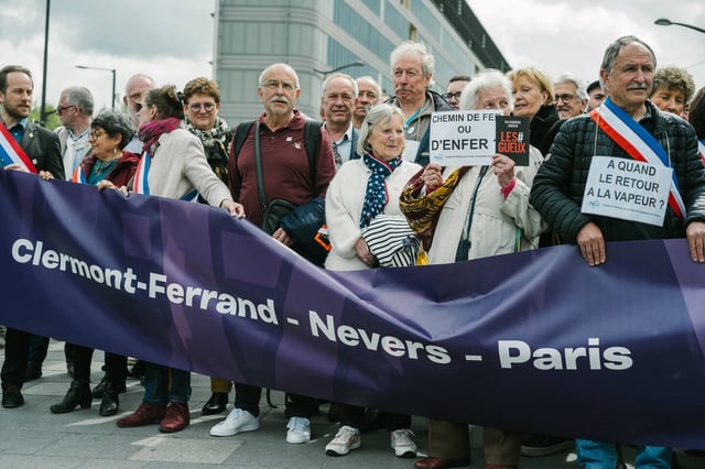 Usagers, entrepreneurs et élus participent à un rassemblement pour réclamer des investissements sur le réseau ferroviaire français le 15 avril 2025, à Paris.