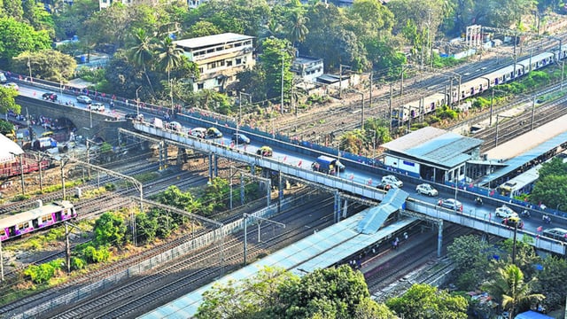 Mumbai, India. Jan 30, 2025: The Mumbai Metropolitan Region Development Authority (MMRDA) will close the Prabhadevi Railway Over Bridge for motorists in February to construct the Worli-Sewree MTHL connector and redevelop the bridge. Mumbai, India. Jan 30, 2025. (Photo by Raju Shinde/HT Photo) (Hindustan Times)