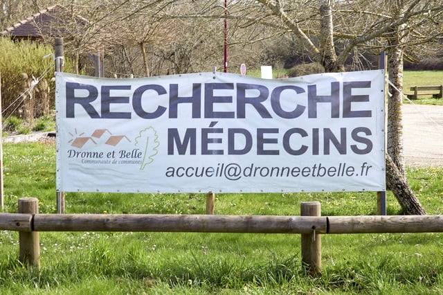 Une banderole à l'entrée du village de Mareuil-en-Périgord (Dordogne), le 18 mars 2025.