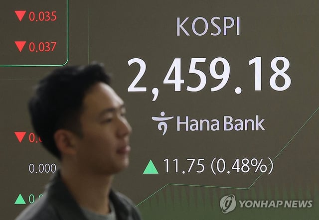 This photo shows a dealing room at Hana Bank in central Seoul on April 17, 2025. (Yonhap)
