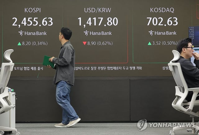 This photo shows a dealing room at Hana Bank in central Seoul on April 17, 2025. (Yonhap)
