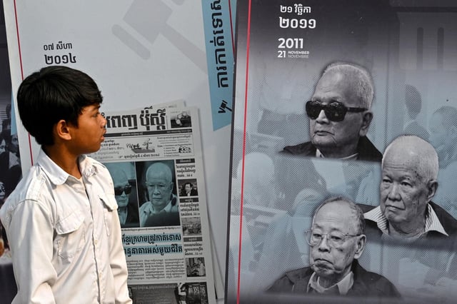 Un poster montrant d’anciens dirigeants khmers rouges (Nuon Chea, Khieu Samphan et Ieng Sary), dans une école du district de Phnom Srok, dans le nord-ouest du Cambodge, le 24 mars.