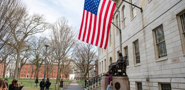 Des personnes sur le campus d'Harvard, à Cambridge, le 15 avril 2025