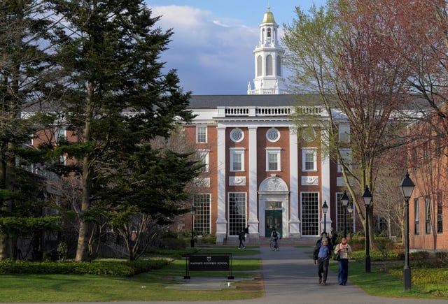 Des personnes se promènent sur le campus de la Harvard Business School à Cambridge, Massachusetts, États-Unis, le 15 avril 2025.