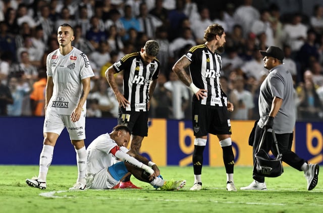 Soccer Football - Brasileiro Championship - Santos v Atletico Mineiro - Estadio Urbano Caldeira, Santos, Brazil - April 16, 2025 Santos' Neymar reacts after sustaining an injury REUTERS/Thiago Bernardes