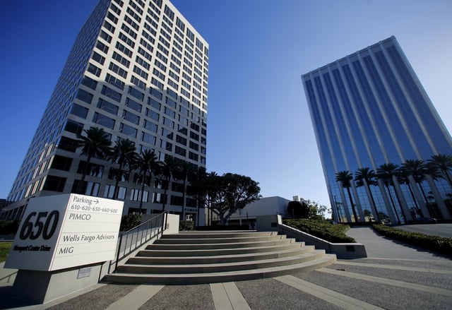 The offices of Pacific Investment Management Co (PIMCO) (L) are shown in Newport Beach, California August 4, 2015.  REUTERS/Mike Blake/Files/File Photo