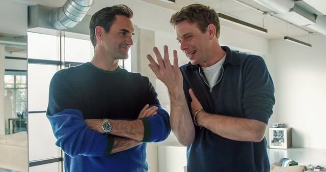 Jonathan Anderson (à droite) avec Roger Federer à l’occasion de la collection Roger x JW Anderson pour Uniqlo en 2023