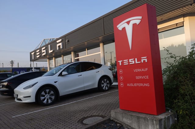 A lawsuit alleges Tesla deliberately inflated odometer readings in vehicles.