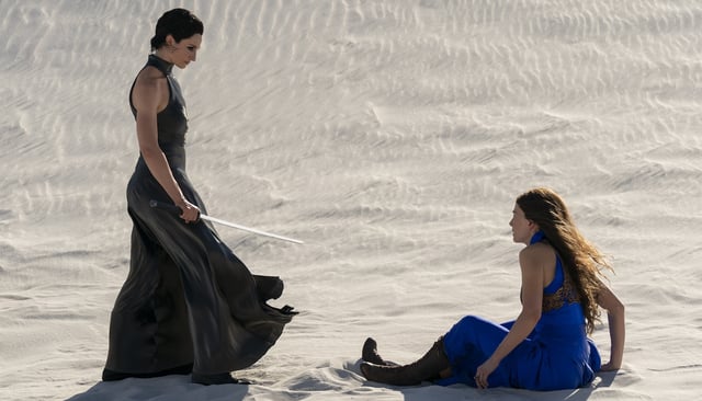 Lanfear and Moiraine battle in the Aiel Waste in The Wheel of Time