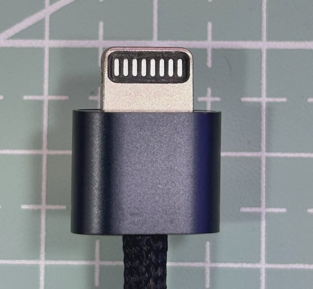 Leaker Kosutami posted this photo of a midnight blue connector for the upcoming headset.