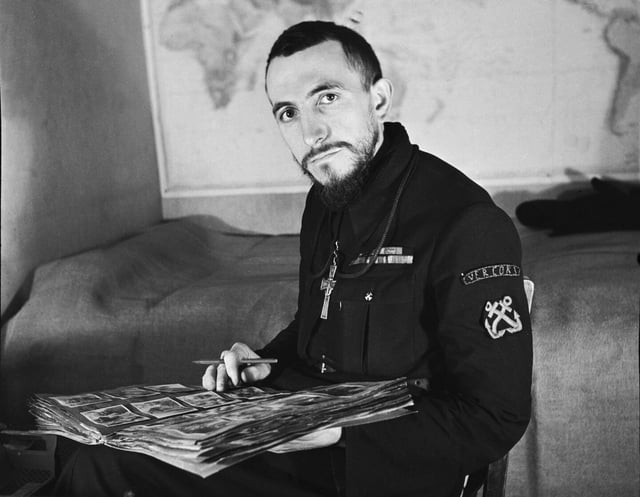 L'Abbé Pierre lorsqu'il a été élu député, en novembre 1945.