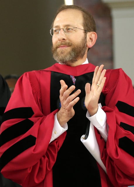 Alan Michael Garber, né en 1955, a suivi un double cursus : économie à Harvard, médecine à Stanford.