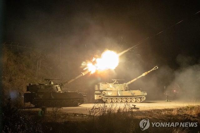 The Army conducts nighttime firing drills in the border county of Goseong, some 160 kilometers northeast of Seoul, on April 16-17, 2025, in this photo provided by the armed service. (PHOTO NOT FOR SALE) (Yonhap)