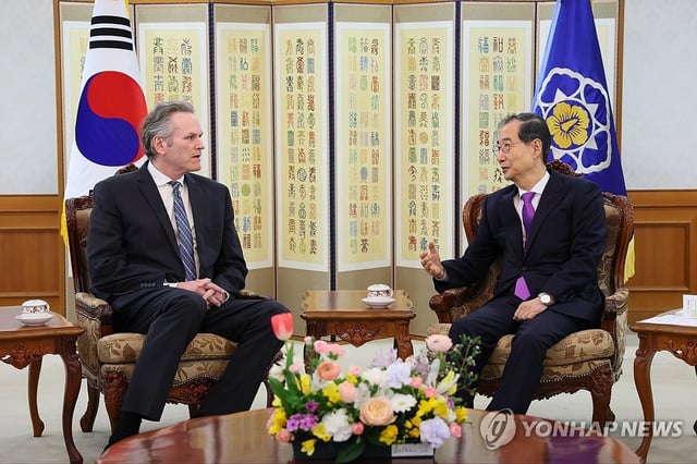 Acting President Han Duck-soo (R) meets with Alaska Gov. Mike Dunleavy at the government complex in Seoul on March 25, 2025, in this photo provided by Han's office. (PHOTO NOT FOR SALE) (Yonhap)