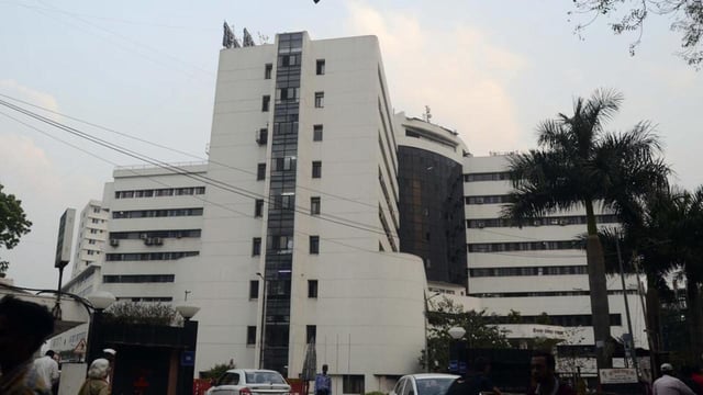 Alankar police have sent the report of SGH and BJMC on death of woman allegedly denied treatment at Deenanath Mangeshkar Hospital (in pic) back with queries. (HT FILE)
