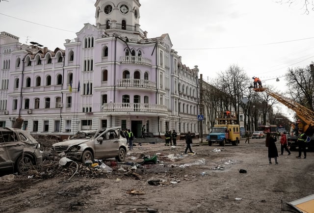 Une vue montre le site d’une frappe de missile russe, à Soumy, en Ukraine, le 13 avril 2025.