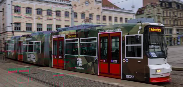 Eine Straßenbahn mit Werbung der Bundeswehr in Zwickau